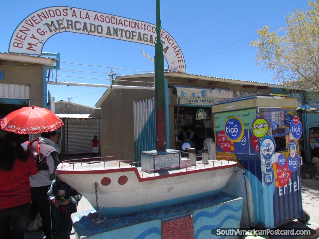 Mercado Antofagasta com monumento de barco em Uyuni. (640x480px). Bolívia, América do Sul.