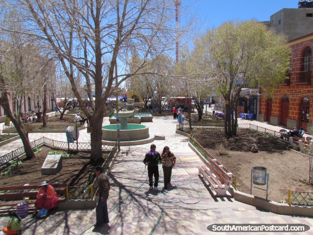 El parque en el centro de Uyuni. (640x480px). Bolivia, Sudamerica.