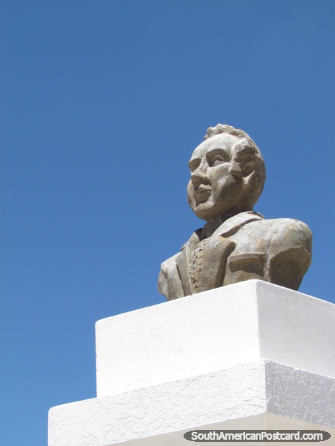 Apolinar Camacho Orellana (1917-2002) msico y compositor, monumento en Uyuni. (480x640px). Bolivia, Sudamerica.