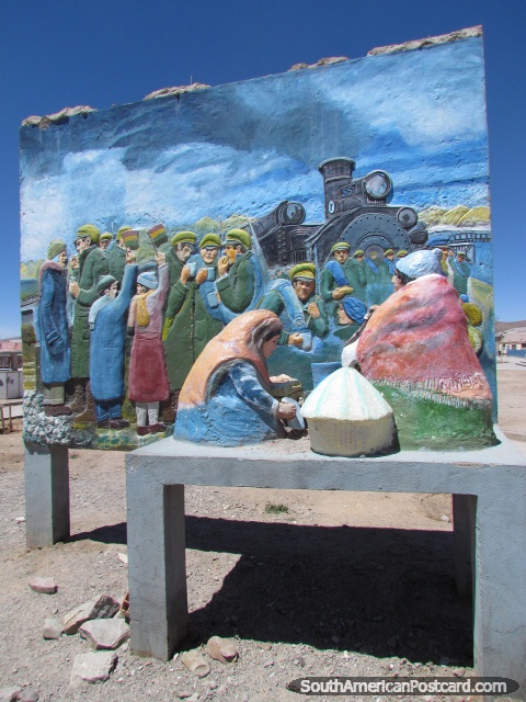 Uma escultura pintada de pessoas e um trem em um parque de Uyuni. (480x640px). Bolívia, América do Sul.