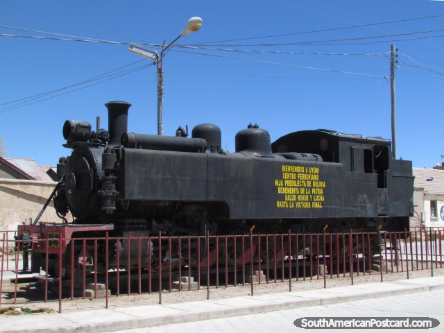 Avenida Ferroviaria en Uyuni tiene muchos ferrocarril y monumentos del tren y maquinaria histórica. (640x480px). Bolivia, Sudamerica.