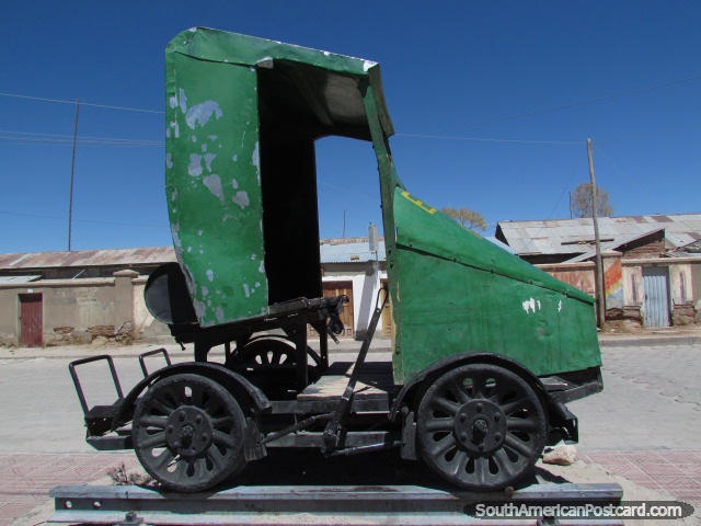 Um pequeno carro ferroviário verde em Uyuni. (640x480px). Bolívia, América do Sul.