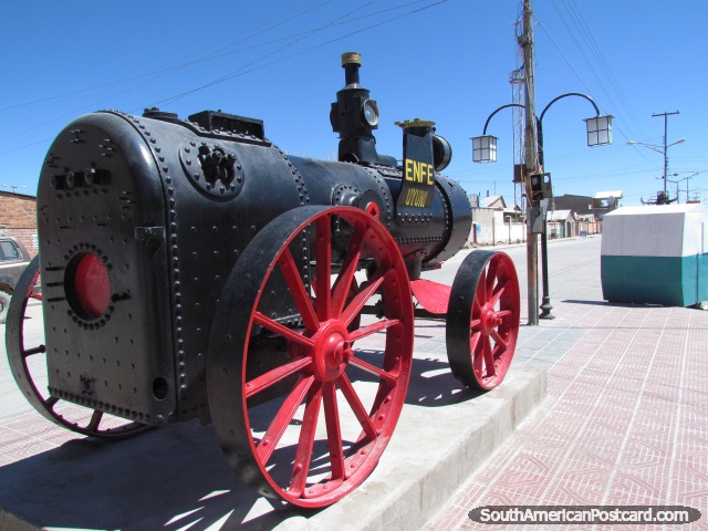Velho trem a vapor com rodas vermelhas em Avenida Ferroviaria em Uyuni. (640x480px). Bolívia, América do Sul.