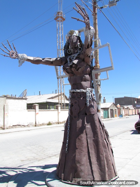Um alto homem metálico de enormes braços e mãos, monumento em Uyuni. (480x640px). Bolívia, América do Sul.