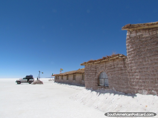 El hotel de sal y un jeep en el Salar de Uyuni. (640x480px). Bolivia, Sudamerica.