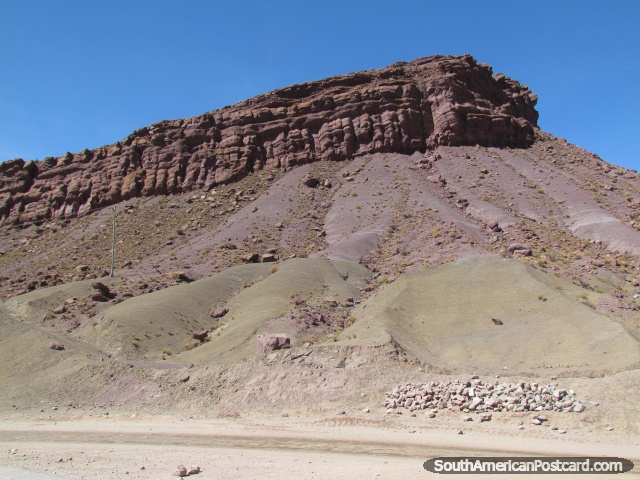 Formaes de rocha e cores do terreno entre Tica Tica e Potosi. (640x480px). Bolvia, Amrica do Sul.