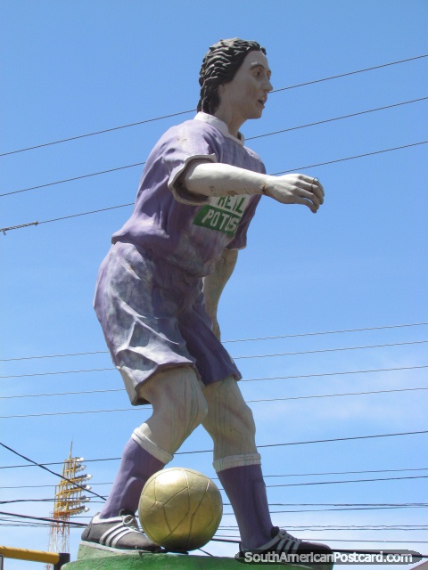 Verdadeiro monumento de futebol Potosi, jogador em uniforme purpreo, bola dourada, Potosi. (480x640px). Bolvia, Amrica do Sul.