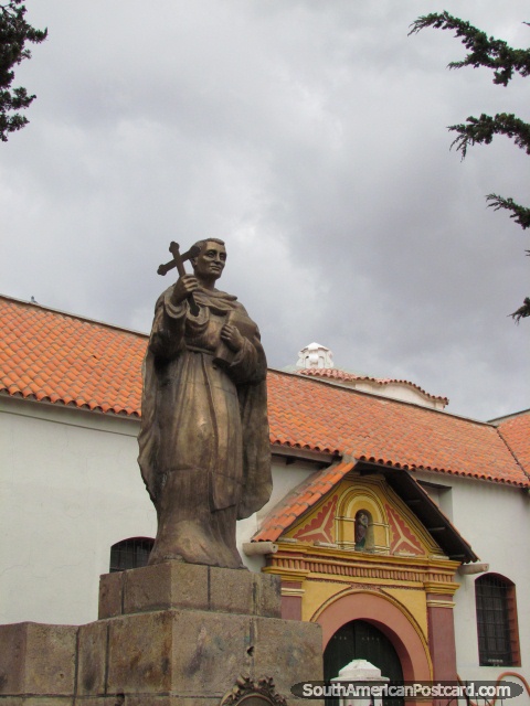 Estatua de lucha Vicente Bernedo en Santo Domingo Iglesia, Potosi. (480x640px). Bolivia, Sudamerica.