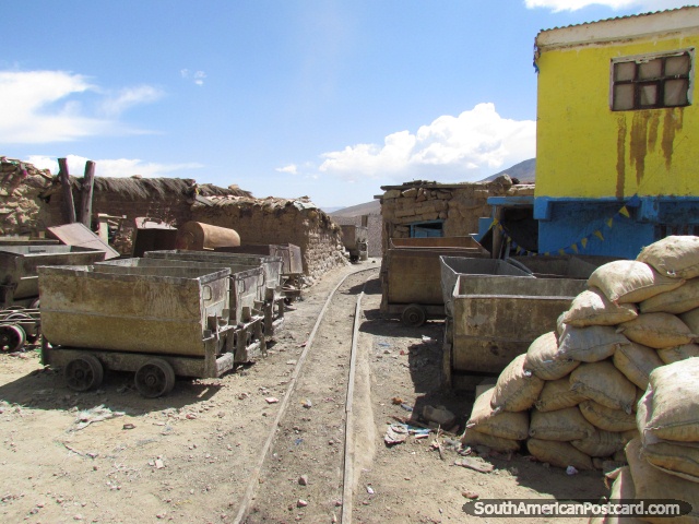A pista de carril que fica sem minas de Colina Rico em Potosi. (640x480px). Bolívia, América do Sul.
