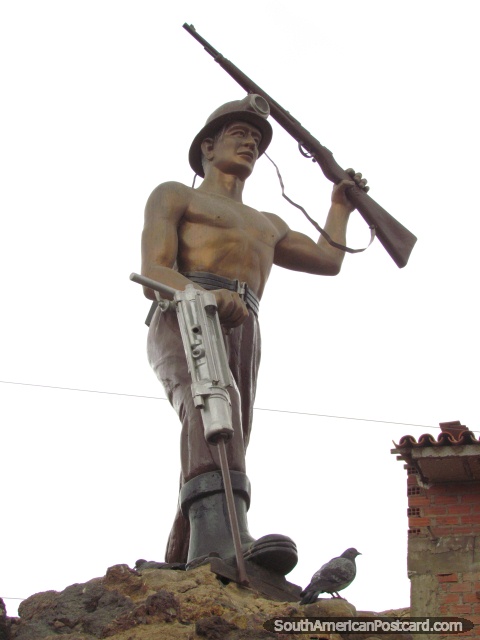 Monumento de minero con taladradora y arma en Potosi. (480x640px). Bolivia, Sudamerica.