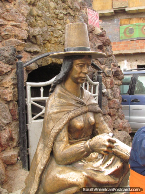 Mulher indgena com monumento de chapu em Potosi. (480x640px). Bolvia, Amrica do Sul.