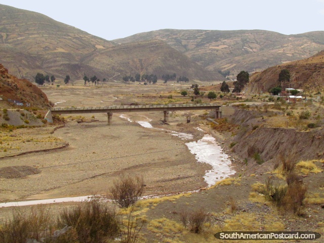 Puente a travs del ro entre Potosi y Sucre. (640x480px). Bolivia, Sudamerica.