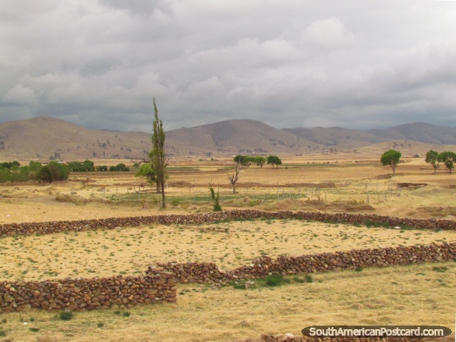 Granja con cercas de la roca y colinas entre Potosi y Sucre. (640x480px). Bolivia, Sudamerica.