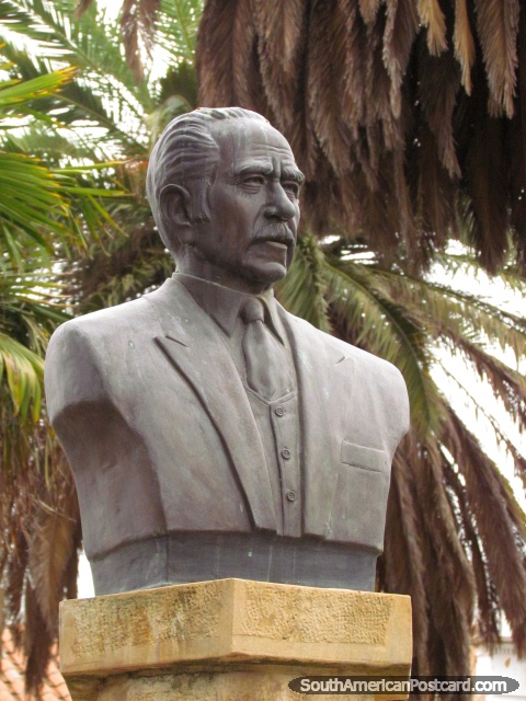 Monument to Joaquin Gantier Valda (1900-1994), playwright, biographer, poet, Sucre. (480x640px). Bolivia, South America.
