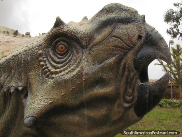 Um dinossauro verde em Parque Cretacico, Sucre. (640x480px). Bolvia, Amrica do Sul.