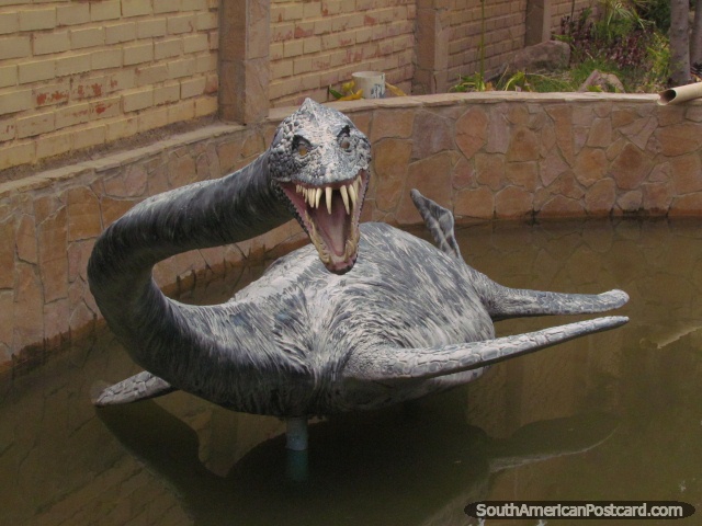 Um dinossauro de gua com pescoo longo e dentes agudos, Parque Cretacico, Sucre. (640x480px). Bolvia, Amrica do Sul.