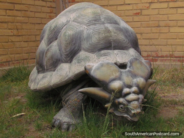 Un modelo del dinosaurio de la tortuga en Parque Cretacico en Sucre. (640x480px). Bolivia, Sudamerica.