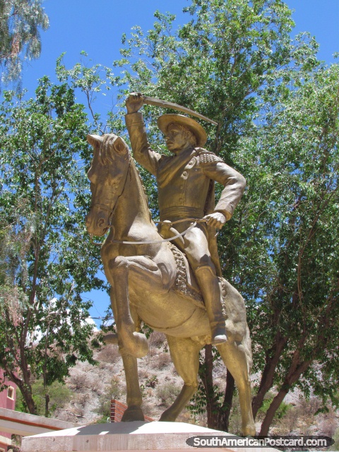 Monumento de Pedro Arraya en un caballo en memoria de la Batalla de Suipacha en 1810, Tupiza. (480x640px). Bolivia, Sudamerica.