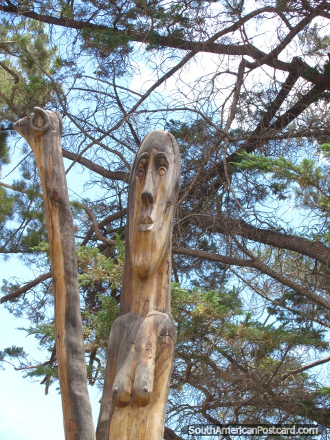 Escultura de un tronco del rbol en plaza en Tupiza. (480x640px). Bolivia, Sudamerica.