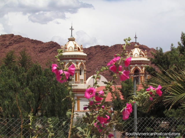 Iglesia, flores rosadas y rocas rojas en Tupiza. (640x480px). Bolivia, Sudamerica.