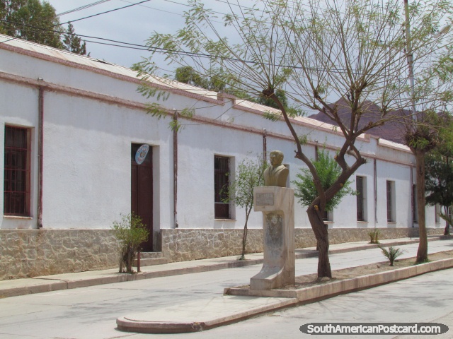 Calle, rboles y monumento en Tupiza. (640x480px). Bolivia, Sudamerica.