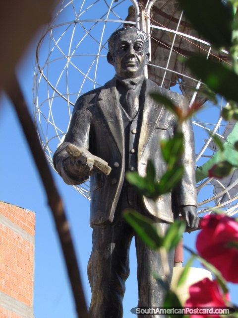 Monumento al Doctor Adolfo Torres Carpio (1888-1971) en Tupiza. (480x640px). Bolivia, Sudamerica.