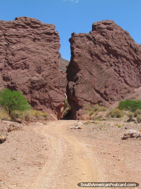 Tnel de rocha vermelho em Tupiza. (480x640px). Bolvia, Amrica do Sul.