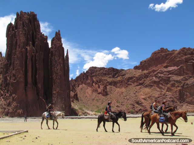 4 personas en sus caballos montan a caballo en Tupiza. (640x480px). Bolivia, Sudamerica.