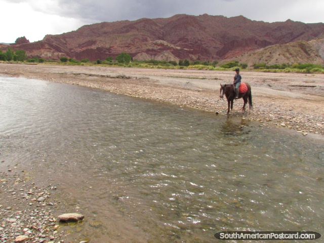 Muitos rios para atravessar no cavalo que monta viagem em Tupiza. (640x480px). Bolívia, América do Sul.
