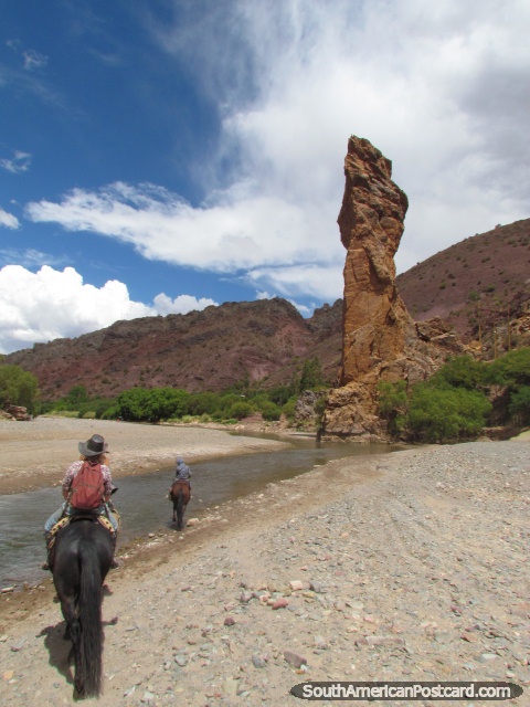 Torre de rocha junto de rio em cavalo de Tupiza que monta viagem. (480x640px). Bolvia, Amrica do Sul.