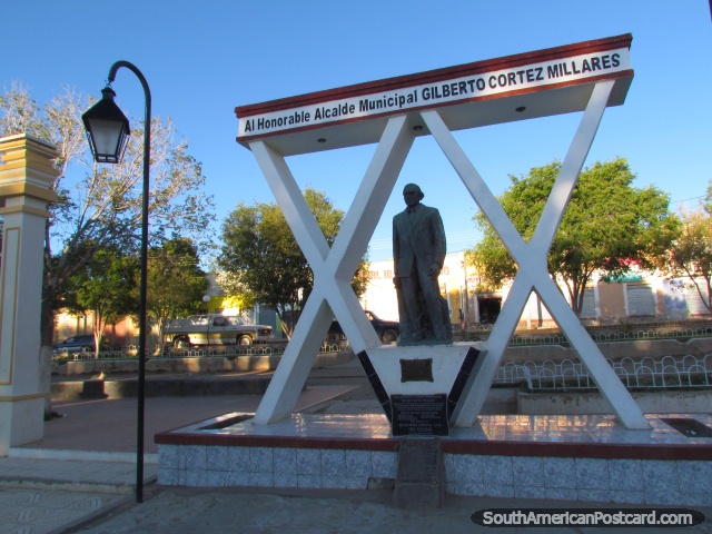 Monumento do prefeito Gilberto Cortez Millares em Villazon. (640x480px). Bolívia, América do Sul.