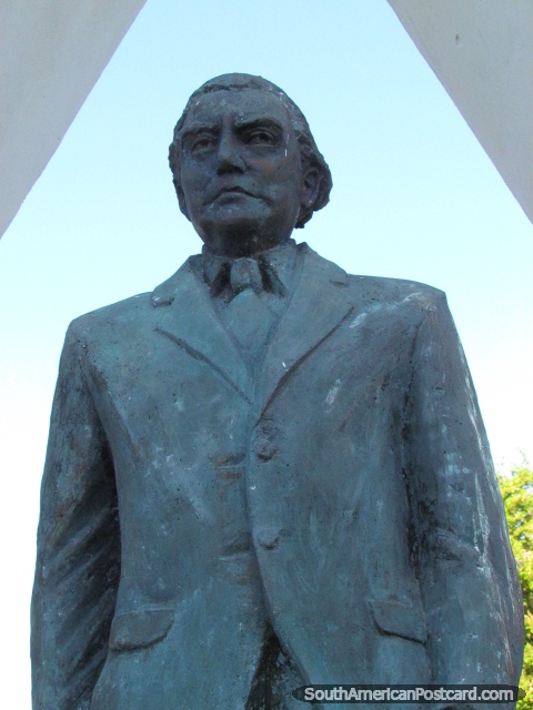 Monumento de Gilberto Cortez Millares em Villazon, prefeito. (480x640px). Bolívia, América do Sul.