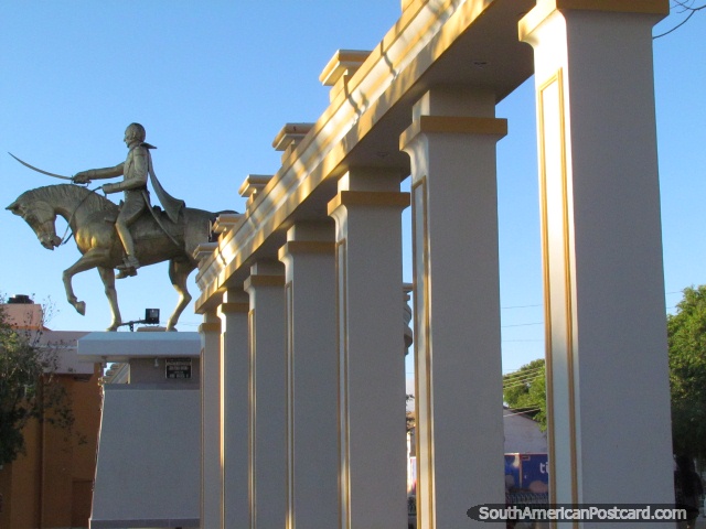 Plazoleta Simon Bolivar, colunas e monumento em Villazon. (640x480px). Bolvia, Amrica do Sul.