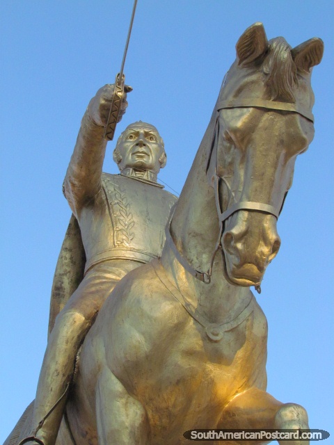 Simon Bolivar em cavalo com monumento de espada em Villazon. (480x640px). Bolívia, América do Sul.