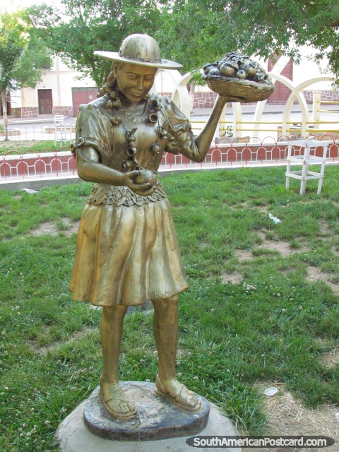 El monumento de la mujer indígena con la fruta juega a los bolos en el parque Villazon. (480x640px). Bolivia, Sudamerica.