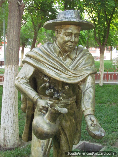 Homem derrama gua do monumento jarro em um parque de Villazon. (480x640px). Bolvia, Amrica do Sul.