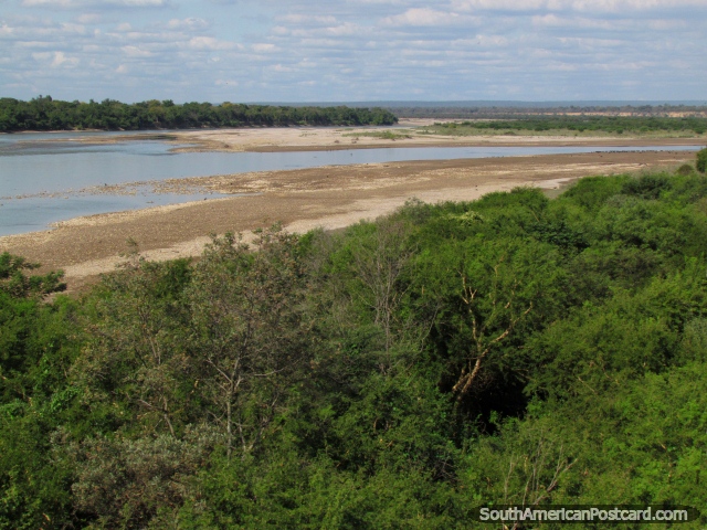 O rio calmo somente ao sul de Abapo, ao sul de Santa Cruz. (640x480px). Bolvia, Amrica do Sul.