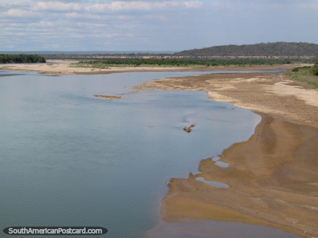 O Rio Grande O Guapey, guas azuis e bancos arenosos, ao sul de Abapo. (640x480px). Bolvia, Amrica do Sul.