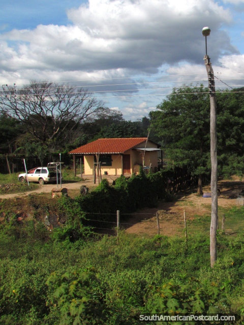 Pequena casa, carro e pólo de poder no païs ao sul de Santa Cruz. (480x640px). Bolívia, América do Sul.