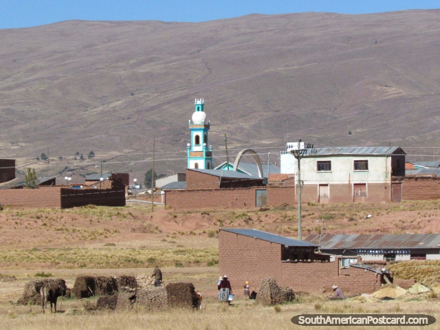 Torre de igreja verde e habitantes locais que trabalham em uma pequena comunidade entre La Paz e Desaguadero. (640x480px). Bolvia, Amrica do Sul.