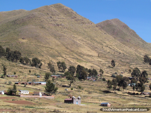 Colinas grandes que pasan por alto una comunidad entre Guaqui y Desaguadero. (640x480px). Bolivia, Sudamerica.