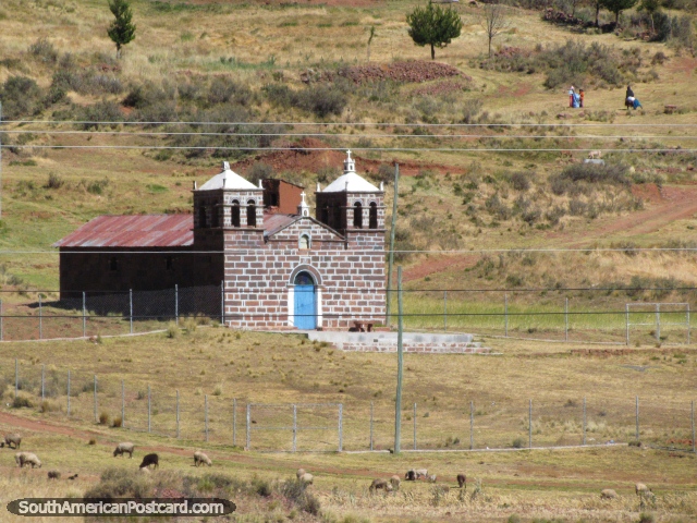 Pequea iglesia del pas marrn y de ladrillo entre Guaqui y Desaguadero. (640x480px). Bolivia, Sudamerica.
