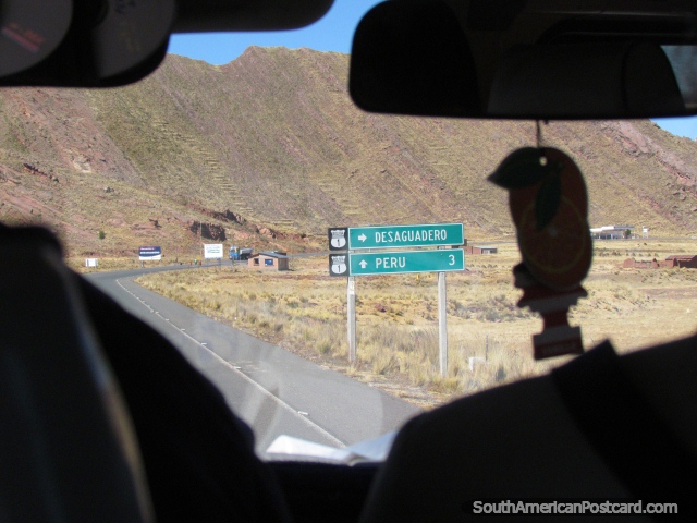 La entrada en Desaguadero con Per slo de distancia 3 kilmetros. (640x480px). Bolivia, Sudamerica.