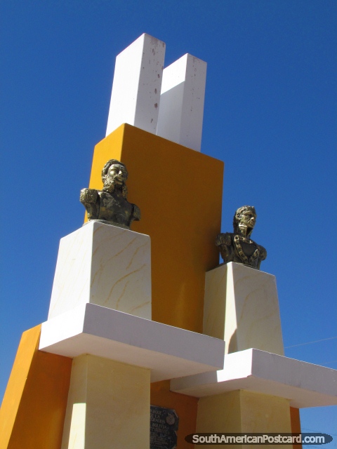 Monumento no Parque de Integrao em Desaguadero, no lado peruano. (480x640px). Bolvia, Amrica do Sul.