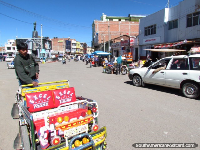 Um txi da bicicleta, monumento e cozinhas de rua em Desaguadero, lado de Peru. (640x480px). Bolvia, Amrica do Sul.