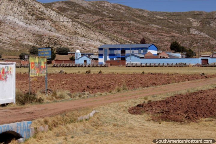 Iglesia azul y la escuela en una comunidad entre Desaguadero y Tiahuanaco. (720x480px). Bolivia, Sudamerica.