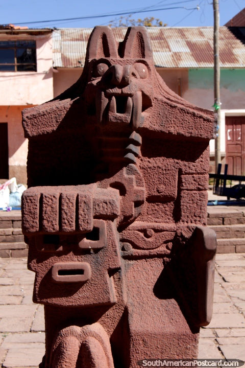 Un interesante talla de piedra, posibilidad de un gato extrao, en Tiahuanaco. (480x720px). Bolivia, Sudamerica.