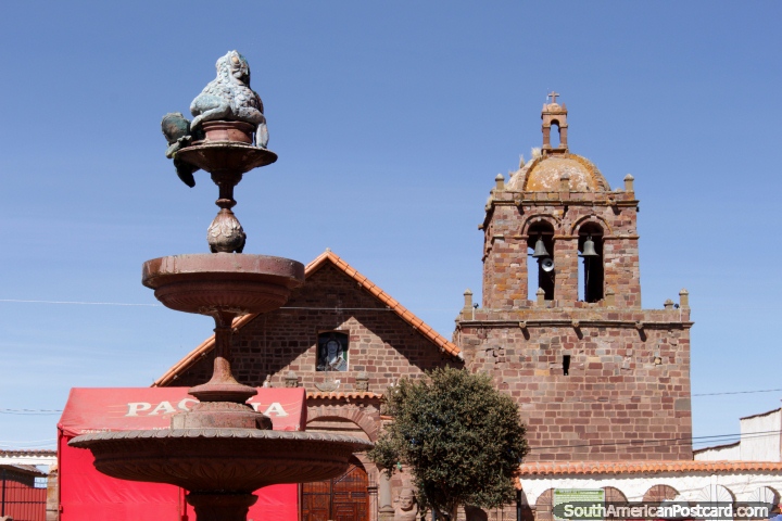 Una rana se sienta en la parte superior de la fuente en la plaza de Tiahuanaco. (720x480px). Bolivia, Sudamerica.