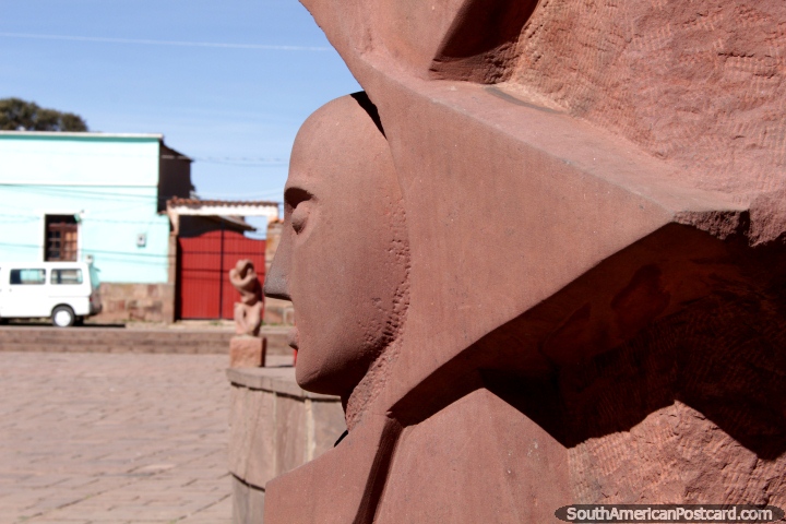 Una cara tallada en piedra, una obra en la plaza en Tiahuanaco. (720x480px). Bolivia, Sudamerica.