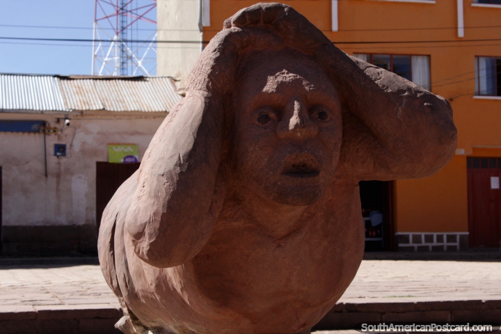 Escultura de la roca de una persona con las manos en la cabeza en la plaza de Tiahuanaco. (720x480px). Bolivia, Sudamerica.